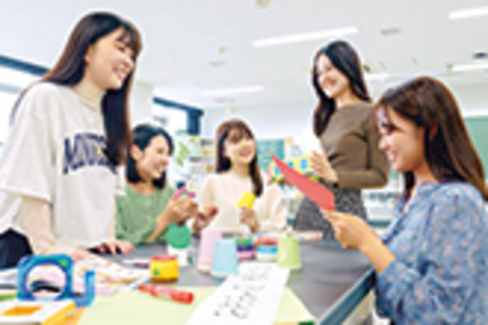 武庫川大学 2年次から乳幼児教育、小学校教育、小学校・中学校教育の各コースに分かれて、専門性を深めます