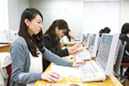 武庫川大学 日本語日本文学科では、日本語教育から古典文学・近現代文学、書道教育、さらにはAIやICTの知識を修得します