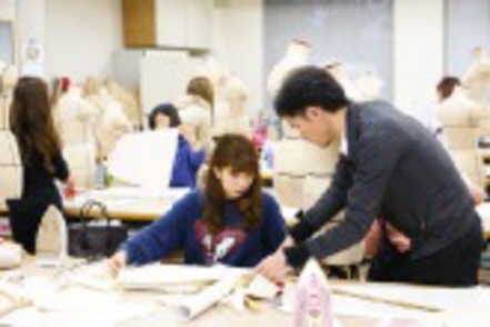 武庫川大学 縫製工場に勝るとも劣らない充実した設備の「アパレル生産実習室」