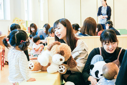 甲南女子大学 【子ども教育学科】学内に地域の親子が集う子育て支援施設があり、授業内でコラボすることも。