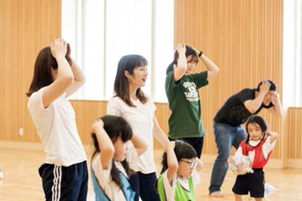 甲南女子大学 【複数の資格取得を目指せる】保育士、幼稚園教諭、小学校教諭に加え、中学校教諭と特別支援学校教諭の免許取得もめざせる。