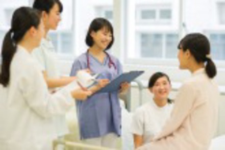 甲南女子大学 【チーム医療】異なる医療職者の職務内容や役割を学び、各職種の視点を尊重したコミュニケーションの方法を学びます。