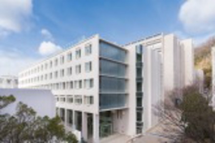 甲南女子大学 【施設】医療栄養学部の学びの拠点は甲南女子大学のなかでも新しい校舎「10号館」。パウダールームやコンビニも完備。