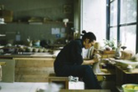 京都精華大学 自由な表現活動を支えるため、一人ひとりに広い制作スペースを用意。のびのびと作品づくりに取り組む