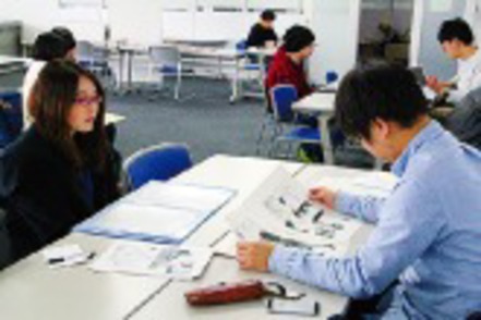 京都精華大学 集英社、講談社、小学館といった大手出版社の編集者を招いた「マンガ編集部合同講評会」を実施