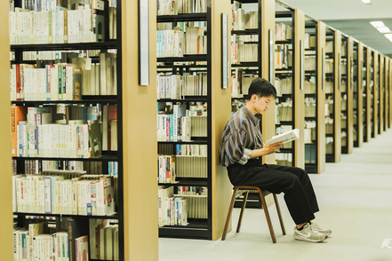 京都精華大学 約25万冊の図書の他、CD・DVDなどの視聴覚資料、雑誌、新聞などが自由に利用できる。研究には欠かせない施設