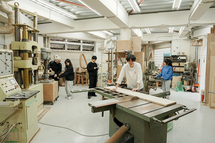 京都精華大学 建築コースの学生のための建築工房。木材・金属・樹脂などを加工できる作業用機械が充実しています。