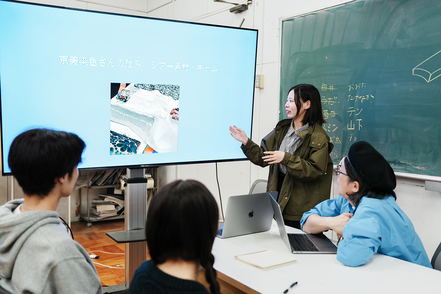 京都精華大学 「手捺染」「インクジェット染色」の技術を生かした商品を開発。優秀作品に選ばれた作品は、商品化に向けて企画が進む予定です。