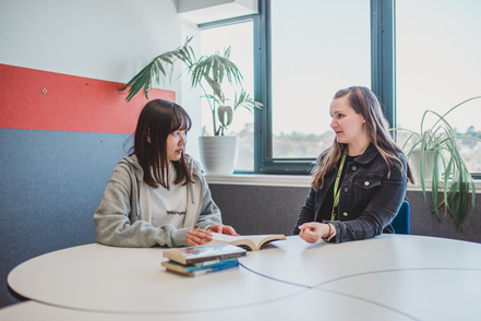 四天王寺大学 ネイティブスピーカーと気軽に会話でき、無料レッスンも受けられるランゲージ・プラザ 「i-Talk」。