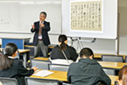 佛教大学 史料の扱い方や解釈の視点などを少人数クラスで一人ひとりにきめ細かく指導
