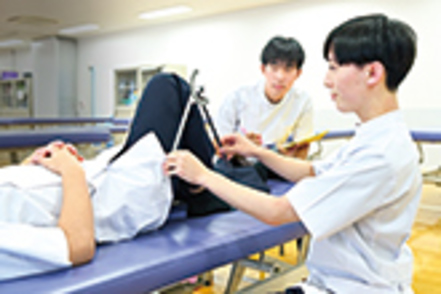 佛教大学 患者さんからの感謝を糧に、一人ひとりに寄り添える理学療法士をめざして。理論と実践を繰り返し、臨床現場の即戦力をめざす
