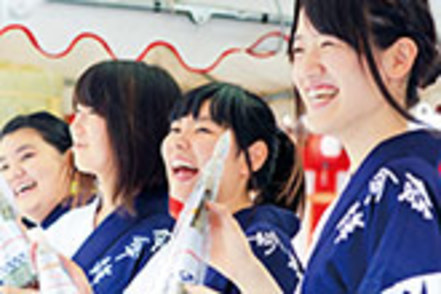佛教大学 京都の地の利を活かしたフィールドワークを行います(写真は祇園祭研修の様子)
