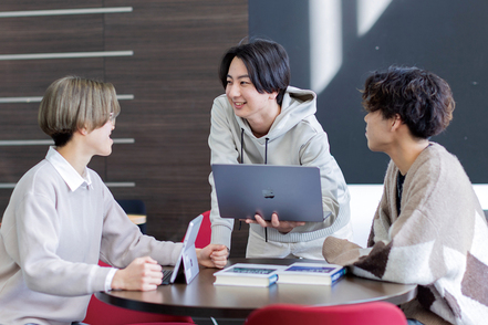 大阪経済法科大学 大手金融機関との産学連携がスタート！投資や資産形成、社会福祉制度、ライフプランといったビジネス・生活に関わる経済を学ぶ