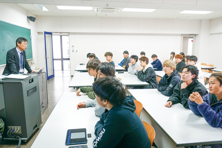 大阪経済法科大学 公務員経験をもつ教員の指導のもと、実際の行政現場を訪問する実践的なゼミも開講。