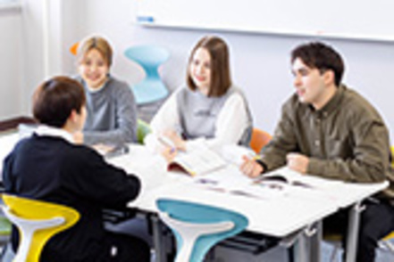 大阪経済法科大学 世界15カ国から留学生が集う。国際交流が日常風景にあるグローバルなキャンパスです。