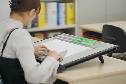 神戸女子大学 ＜家政学科＞すべての人が安心快適に過ごせるように、住まいへの思いを形にするインテリアデザイン実習が人気