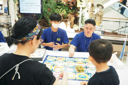 神戸学院大学 大丸神戸店でゼミ学生がスタッフとして参加し、子ども向けのプログラミング体験をサポートするワークショップを開催