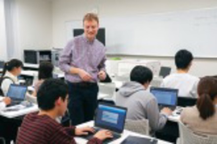 神戸学院大学 英語会話III・IVでは、自らの考えを発信、議論し、英語コミュニケーション力を向上させます