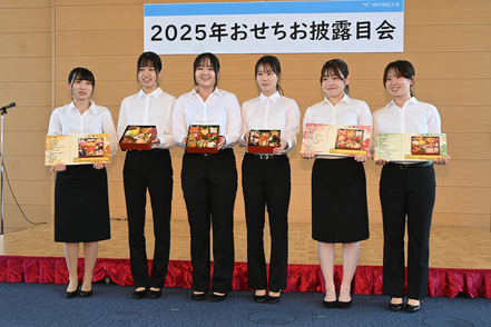 神戸学院大学 8年連続で、栄養学部の学生と阪神百貨店、まねき食品がタッグを組み、おせち「万ぷく御節」を発売！