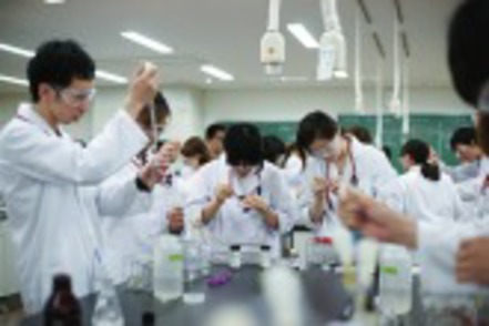 神戸学院大学 からだの仕組みや病気について理解するために、からだの中の成分を分析して理解を深める