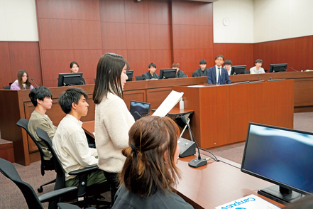 神戸学院大学 実際の法廷を忠実に再現した法廷教室で実践力を磨く。演習の様子をビデオ撮影することも可能