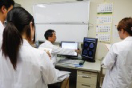 神戸学院大学 医療機関や福祉施設などで見学を中心とした実習を行い、他職種との連携・協働を学ぶ
