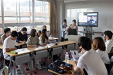 大阪産業大学 テレビ業界、お笑い、ゲーム、京都の舞妓さん、カフェ&hellip;。身の周りにある事例からサービス産業の仕組みを学びます