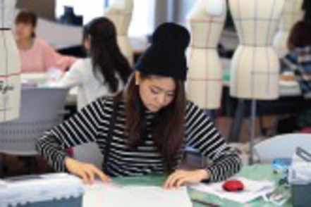 大阪産業大学 ファッションビジネスコースでは、経営学を通して企画・生産・販売・運営の基礎などを体系的に学べます