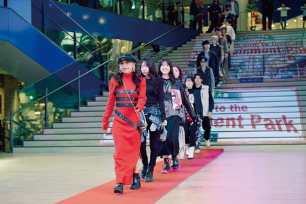 阪南大学 ファッションの歴史や、ファッションが生まれる仕組みを理解し、奥深いファッションの魅力を追究。