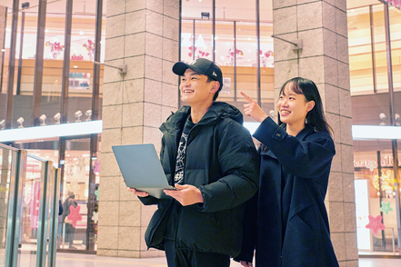 阪南大学 商業施設でのプロジェクションマッピングや地域・企業と連携したゼミ活動を通して情報通信技術とコミュニケーション能力を修得。