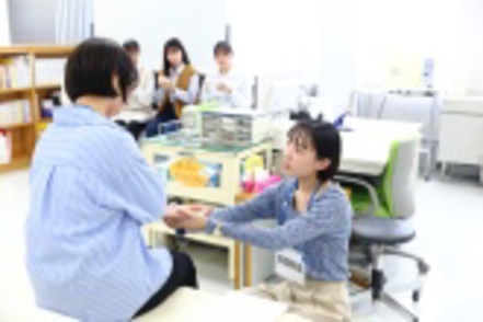 名古屋学芸大学 保健室を再現した「学校保健実習室」で、養護教諭の日常業務をシミュレーション。