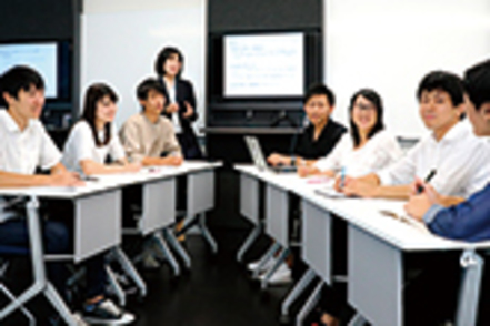 京都産業大学 2年次の秋学期からゼミ活動がスタート。早くから実践的な学びに触れることで、選択した専門テーマをより深く探究することが可能