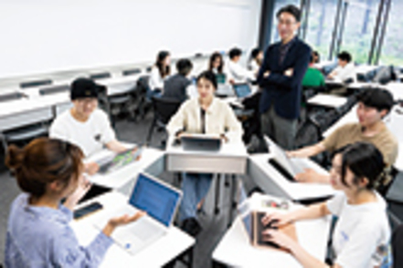京都産業大学 ２年次から選べる３つのコースで国際社会の問題解決に挑む