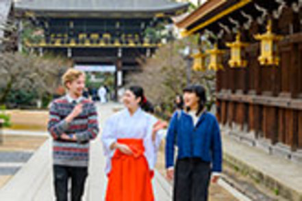 京都産業大学 生きた教材から自ら問題を発見。その解決策を探究し、グローバル社会で必要な行動力や実践力を養う