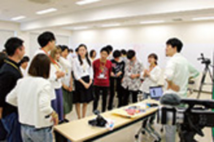 京都産業大学 有名企業の成功戦略や失敗事例を題材に、少人数で議論する「ケース分析」。自分の提案が社会を動かすダイナミズムを体験します。