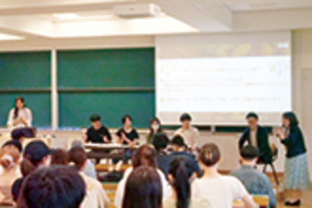 京都産業大学 第一線で活躍するビジネスパーソンをゲストとして招き、変化し続けるビジネスの現場から成功の秘訣など、生の声を聞きます。