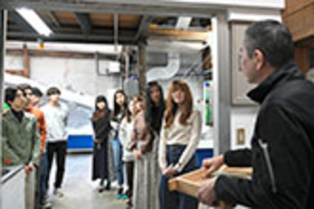 京都産業大学 ゼミナールは2 年次からスタート。地域企業との商品開発や商店街の活性化プロジェクトなど、フィールドワークの機会も豊富です。