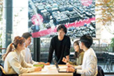 京都産業大学 現場を訪問し、問題点を発見し解決策を探る「フィールド・リサーチ」。警察や福祉関係の現場、企業など訪問先はさまざま