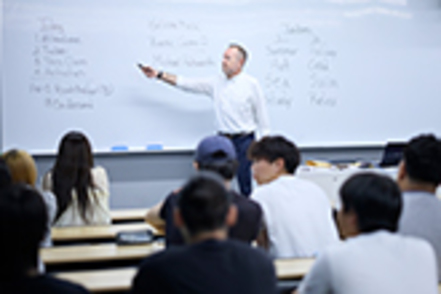 京都産業大学 特別英語プログラムでは、専門の学習や留学に必要なアカデミックな英語を目的に応じて身につけられる