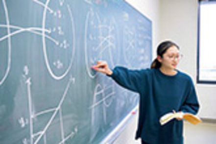 京都産業大学 高等学校までに学ぶ数学をさらに深く追究。社会で生き抜くための論理的思考力を養成する「数理科学科」