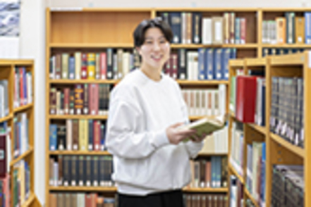神戸親和大学 日本文化の造詣を深めながら確かな日本語の表現技術を修得して、日本語教員資格や図書館司書資格を活かした将来をめざせます。