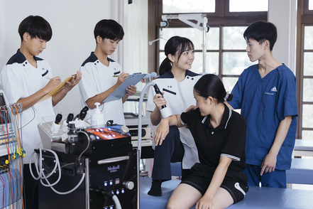 ＩＰＵ・環太平洋大学 学生アスリートがケガの処置やコンディショニングに通う「IPU附属鍼灸整骨院」が学内にあり臨床研修の場として実践経験を積む