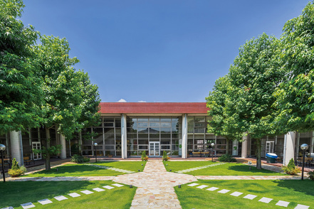 ＩＰＵ・環太平洋大学 東京キャンパスの象徴的な中庭「リバティスクエア」をはじめとした個性的でおしゃれなキャンパスで充実した４年間を過ごそう。