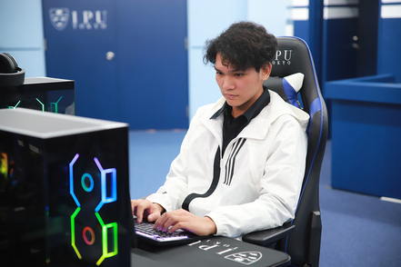 ＩＰＵ・環太平洋大学 大型LEDモニターを使って、e-SportsからVR・ARでメタバース体験までできるDX-Labを設置。DXの新しいアイディアを生み出そう。