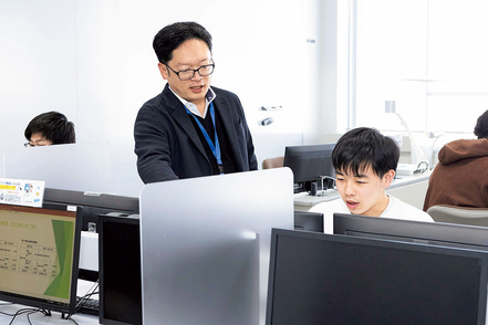 大阪商業大学 経済学に関するさまざまな専門分野の教員が少人数でゼミナールを開催。興味・関心に応じて経済学が学べます