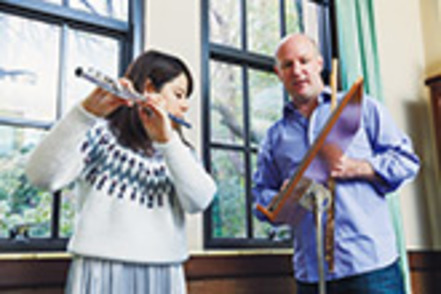 神戸女学院大学 少人数だからこその、一人ひとりの個性に応じたマンツーマン指導と、１年次から舞台に立つ機会が豊富なのが特長。