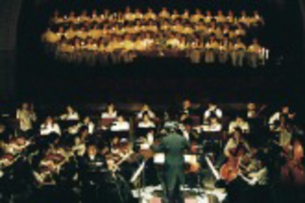 神戸女学院大学 「オーケストラ」「ウインド・オーケストラ」とも1年生から参加できる。プロの演奏家と一緒に演奏する指導体制が特徴。