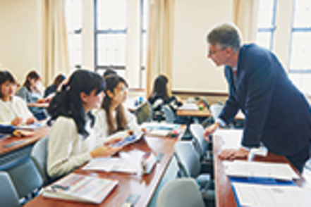 神戸女学院大学 好きな分野を英語で学び、国際社会で活躍できる英語力と幅広い知識・スキルを身につけます