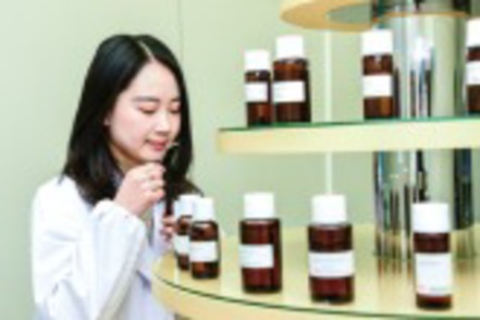 東京農業大学 調香室での匂い嗅ぎの様子です。（食香粧化学科）