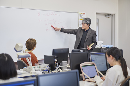 白鴎大学 20を超える多種多様な専門・教養ゼミナールがあります。関心のあるテーマを選択し、専門的に深く研究に取り組むことができます